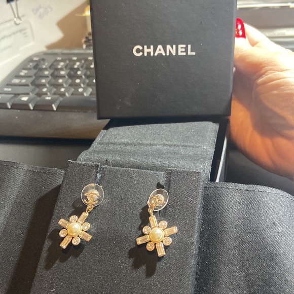 Chanel CC Glass Pearl Stress Earrings - Picture 3 of 7